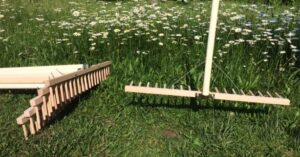 Bild eines Stapels handgefertigter Holzrechen