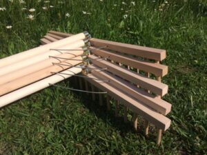 Bild eines Stapels handgefertigter Holzrechen
