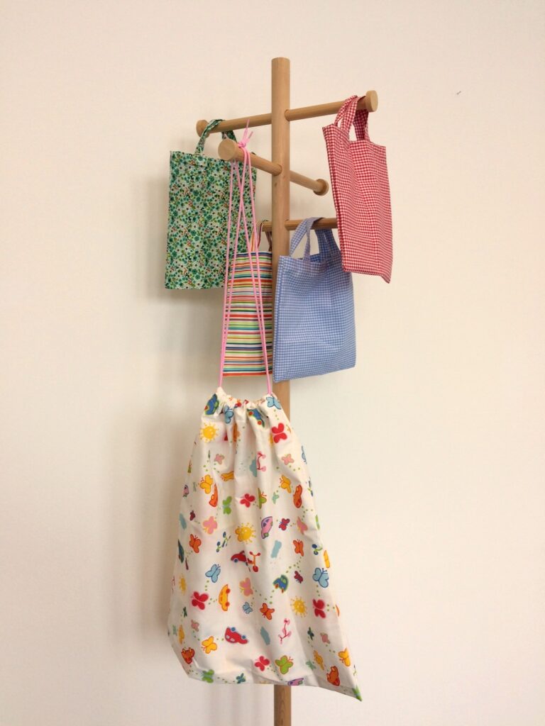 4 bunte Taschen und ein bunter Spielzeugsack