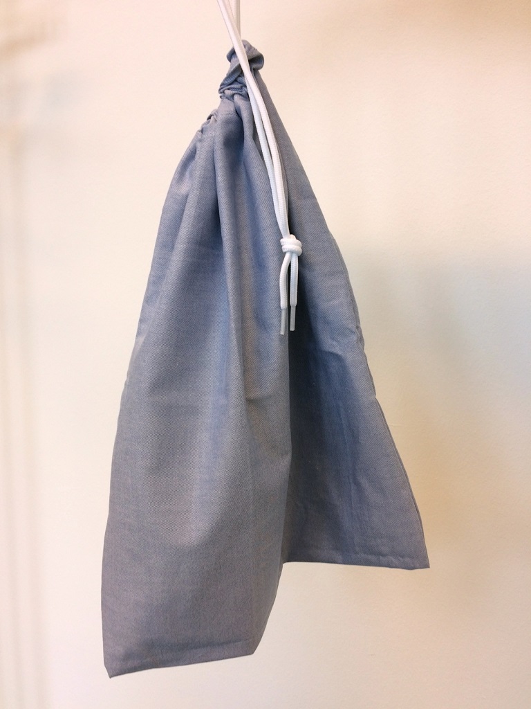 ein blauer Wäschesack
