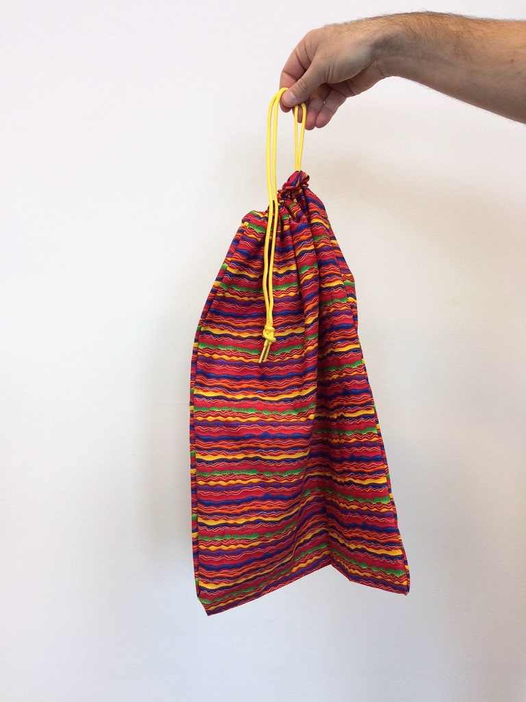 ein roter Spielzeugsack