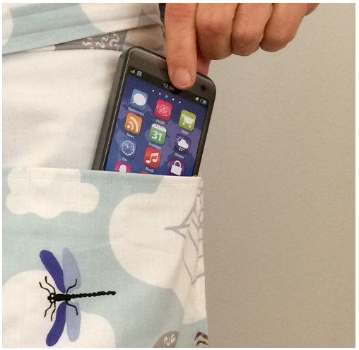 Detailansicht der Schürze mit Handy