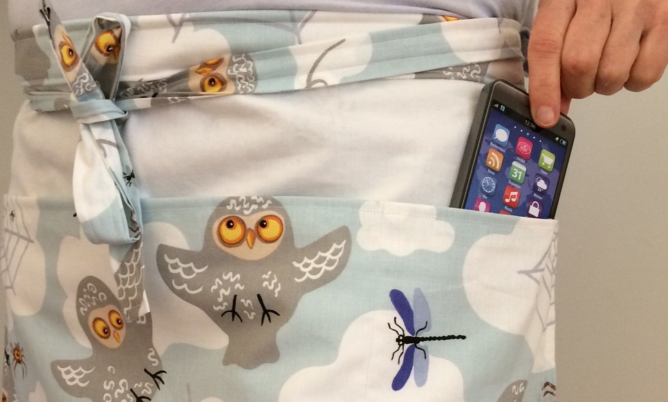 Detailansicht der Schürze mit Handy